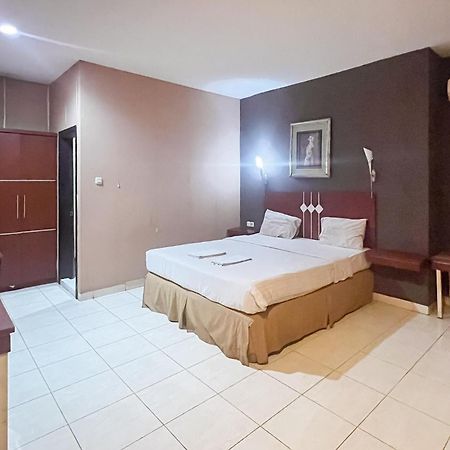 Urbanview Trisula Hotel Makassar Dış mekan fotoğraf