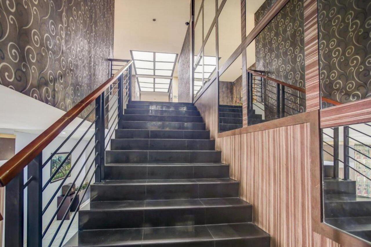 Urbanview Trisula Hotel Makassar Dış mekan fotoğraf