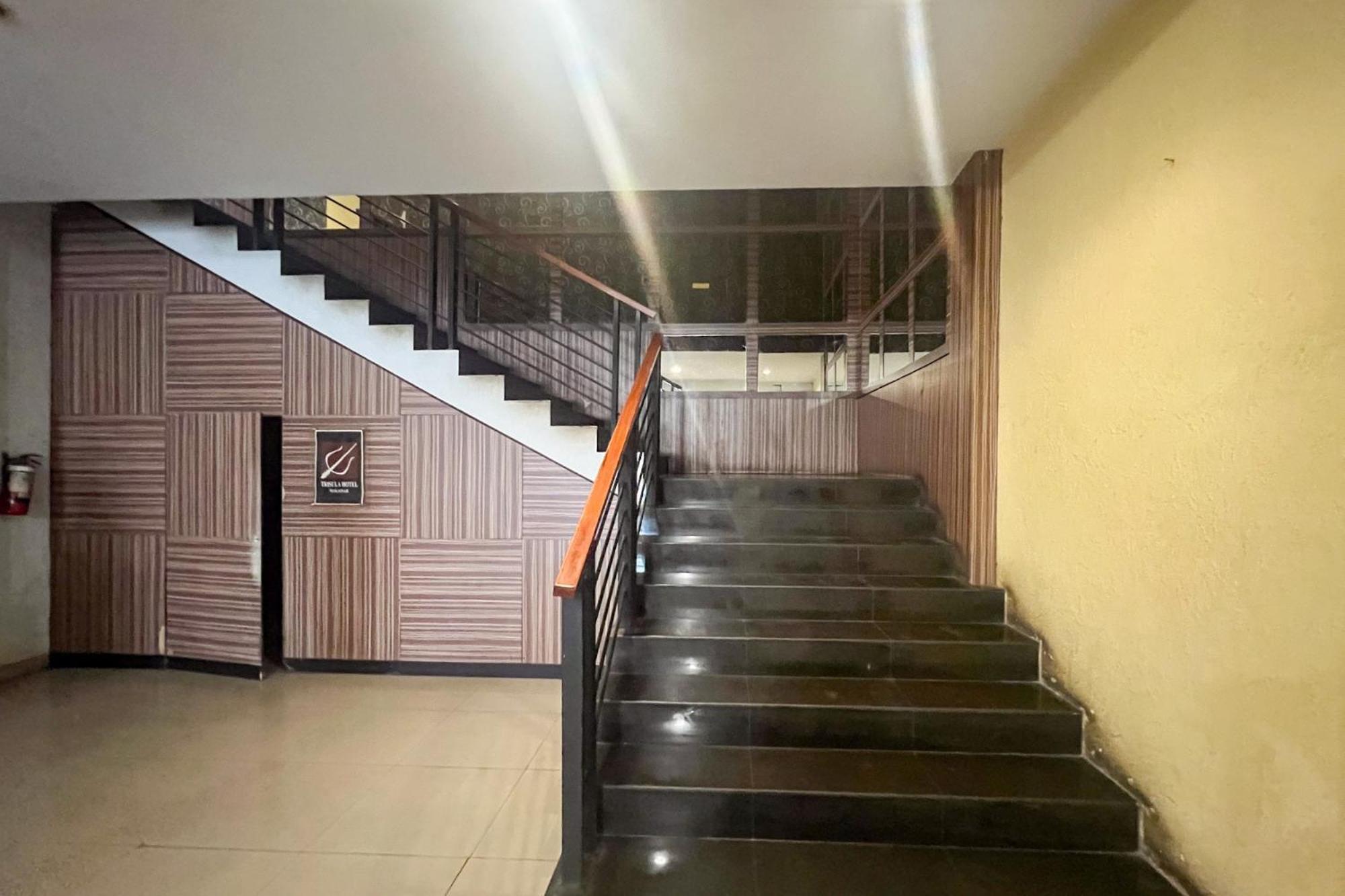Urbanview Trisula Hotel Makassar Dış mekan fotoğraf