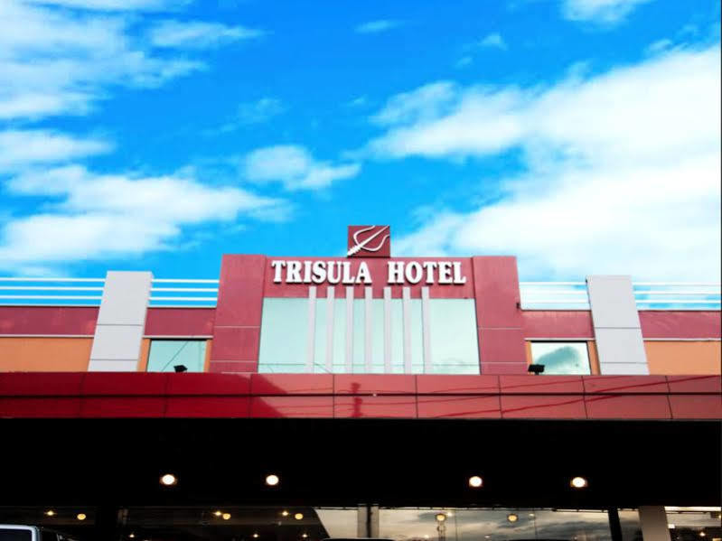 Urbanview Trisula Hotel Makassar Dış mekan fotoğraf