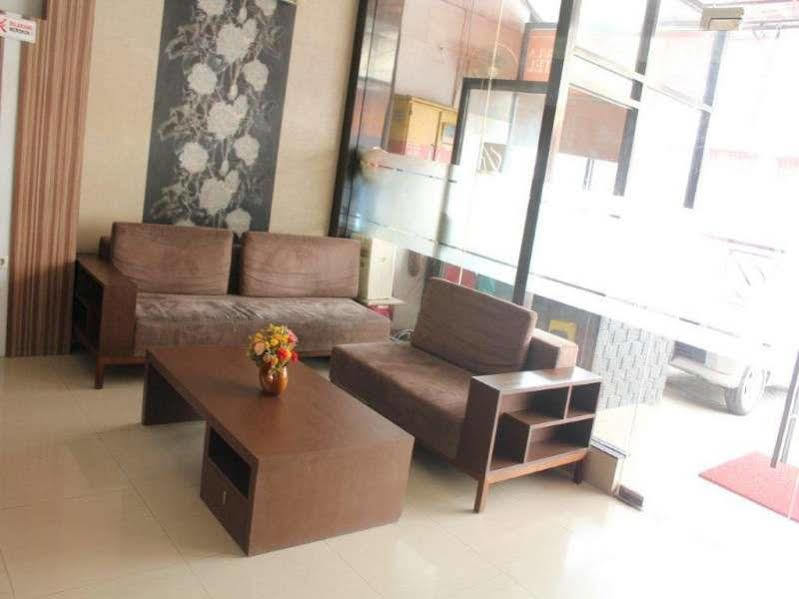 Urbanview Trisula Hotel Makassar Dış mekan fotoğraf
